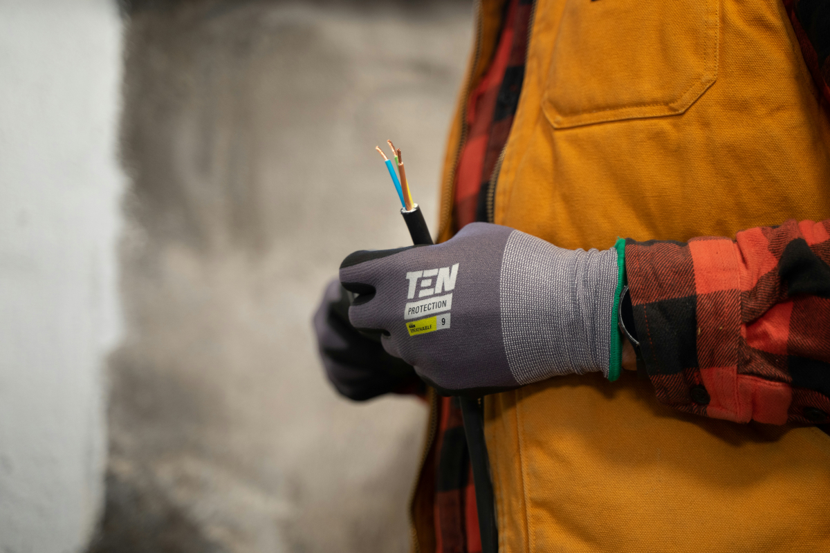 photo électicien tenant des câbles à la main